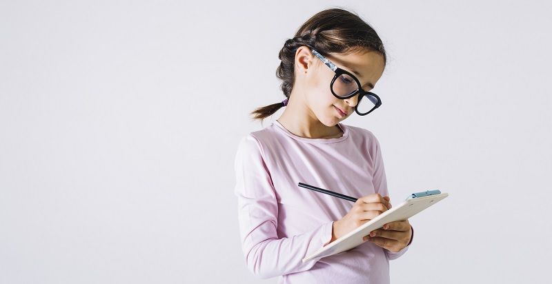 niña con gafas