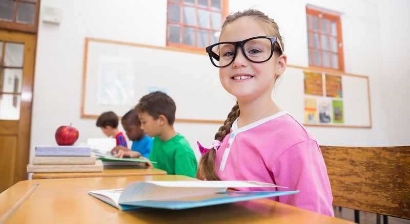 niña en colegio