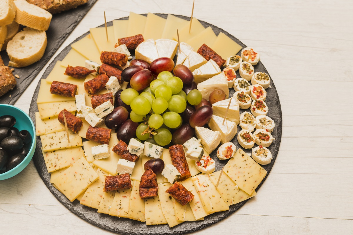 Cómo preparar una tabla de quesos perfecta e irresistible?