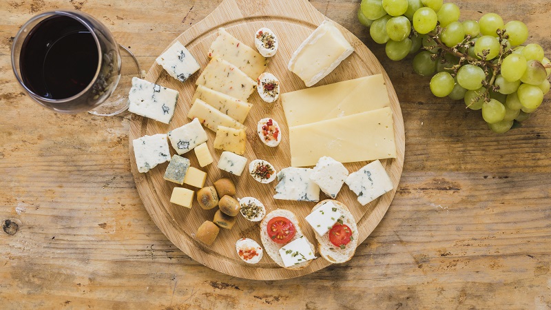 Cómo preparar una tabla de quesos perfecta e irresistible?