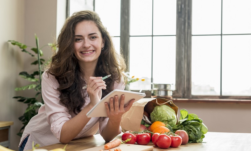 mujer junto a alimentos